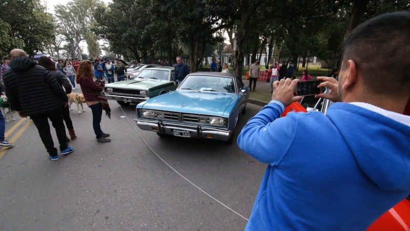 La exposición atrajo mucha gente este martes feriado en el parque Independencia.