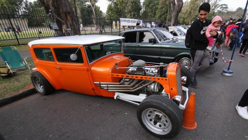 La exposición atrajo mucha gente este martes feriado en el parque Independencia.