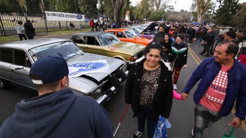 La exposición atrajo mucha gente este martes feriado en el parque Independencia.
