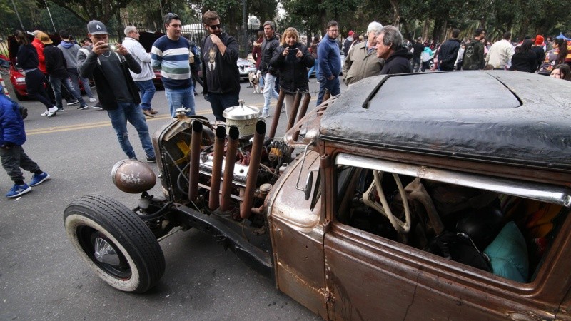 La exposición atrajo mucha gente este martes feriado en el parque Independencia.