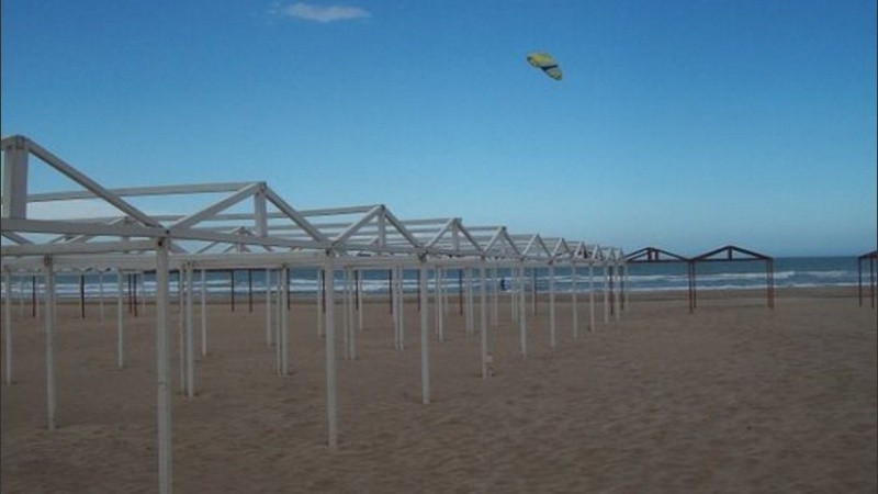 La playa Punta Mogotes está desierta en invierno. 