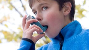 El asma es una enfermedad crónica infantil, que se presenta con mayor frecuencia en niños y jóvenes de zonas urbanas con escasos recursos. 