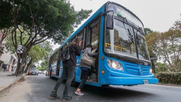 La intendenta espera que más gente se suba al colectivo.