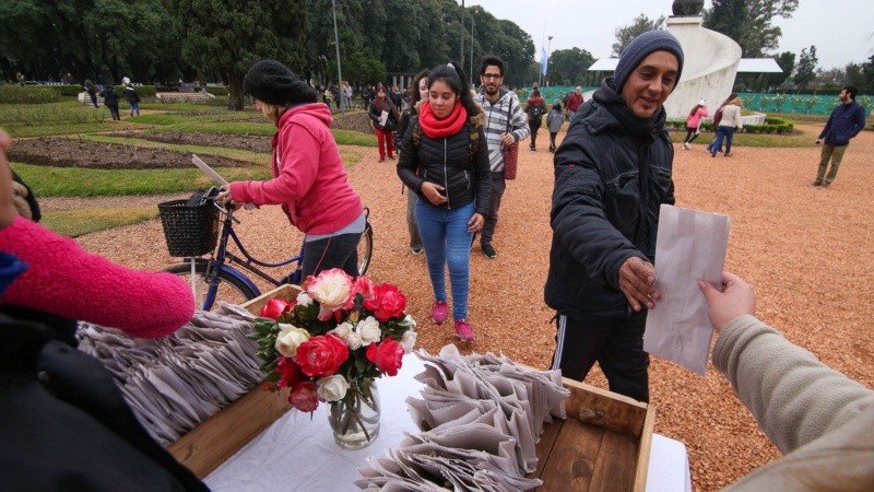 La entrega de gajos y esquejes se hizo en el propio Rosedal este viernes por la mañana.