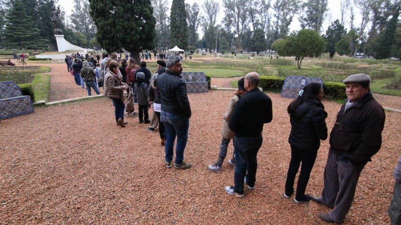 Larga fila minutos antes de las 10 de la mañana, momento donde se empezó a repartir las plantas.