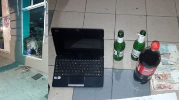 El cristal roto y los objetos robados y recuperados.