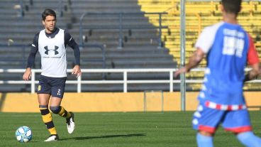 Caruzzo, que al final se queda, fue titular en la defensa canalla.