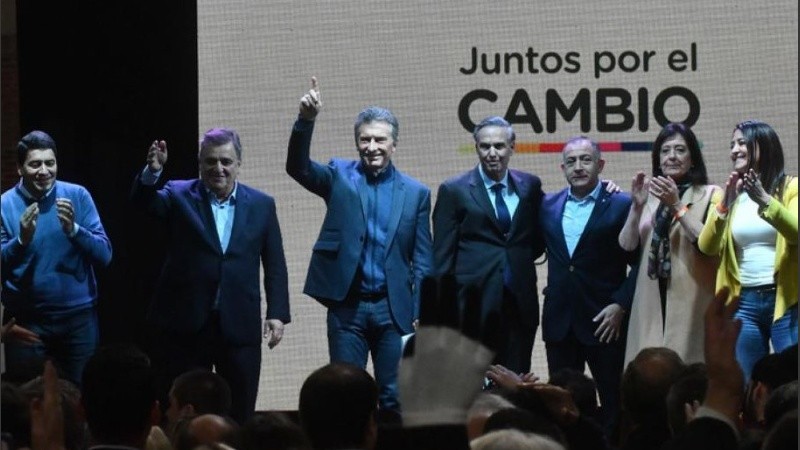 Suena el tema de Ulises Buenos y todos sonríen. Después Macri se fue.