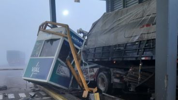 El camión embistió la cabina y un utilitario.