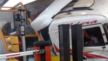 El camión embistió la cabina y un utilitario.