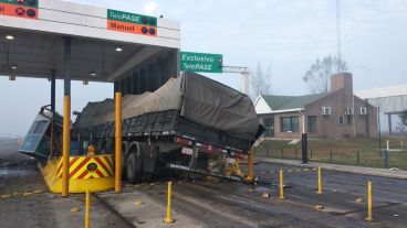El camión embistió la cabina y un utilitario.