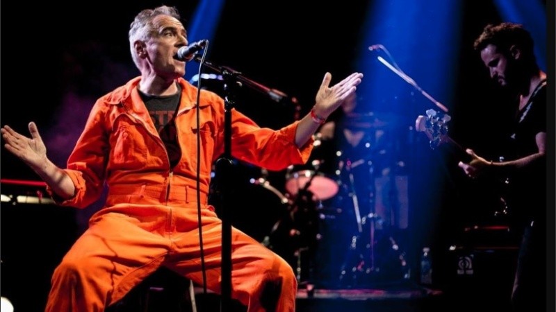 Andrea Prodan asume el oficio de performer vocal y teatral para interpretar las canciones de David Bowie.