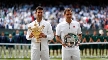 Campeón y subcampeón, con sus respectivos trofeos.