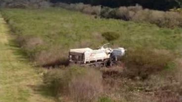 El vehículo fue a parar a la banquina tras el impacto.