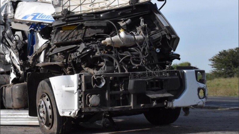 El vehículo fue a parar a la banquina tras el impacto.