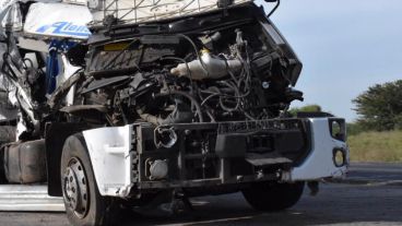 El vehículo fue a parar a la banquina tras el impacto.