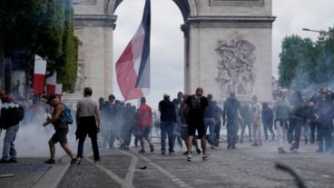 Manifestaciones frente al Arco del Triunfo de París.