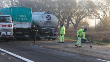 Vialidad Nacional limpiaba el lugar para liberar lo antes posible la autopista.