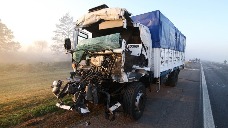 Así quedó uno de los cinco camiones involucrados. 