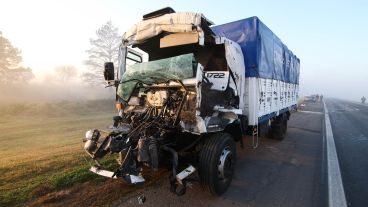 Así quedó uno de los cinco camiones involucrados.