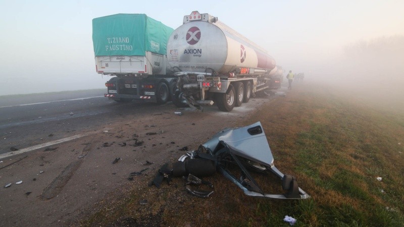Un camionero y su acompañante estuvieron unas tres horas atrapados. 