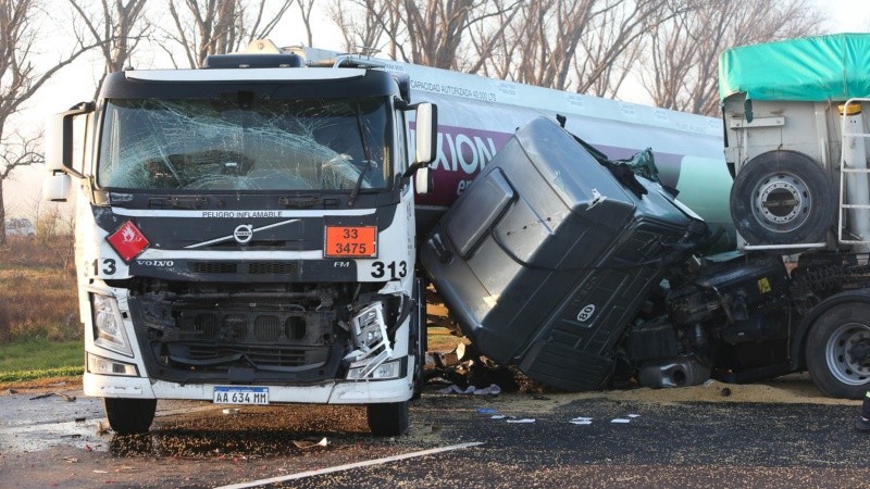 El fuerte choque entre camiones.