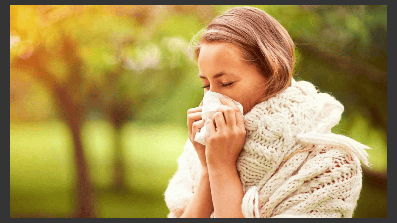 Se produce por una respuesta alérgica a los alérgenos en interiores o al aire libre.