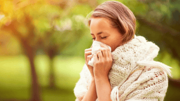 Se produce por una respuesta alérgica a los alérgenos en interiores o al aire libre.
