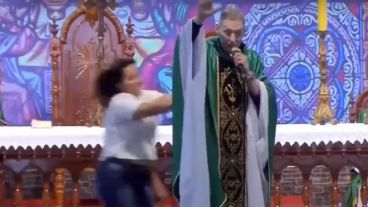 El momento en que se produce la agresión sobre el altar.