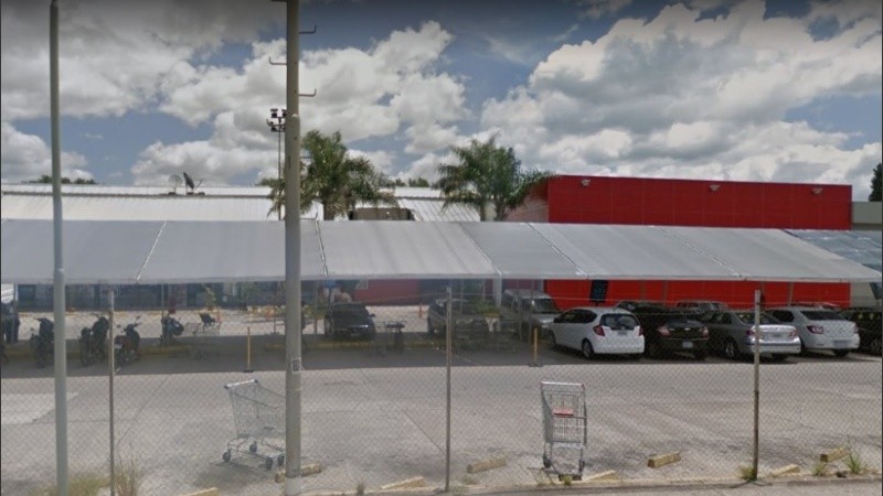 El estacionamiento del supermercado donde se produjo el millonario robo.