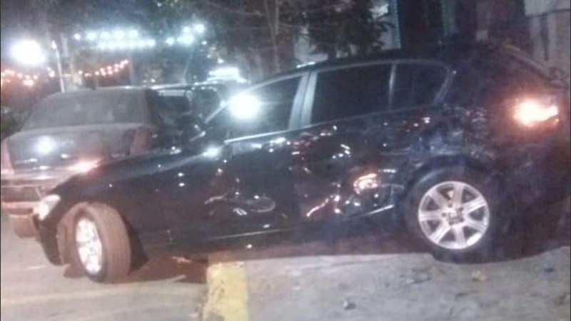 El BMW quedó chocado sobre la vereda hasta que lo retiró la grúa. 