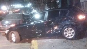 El BMW quedó chocado sobre la vereda hasta que lo retiró la grúa.