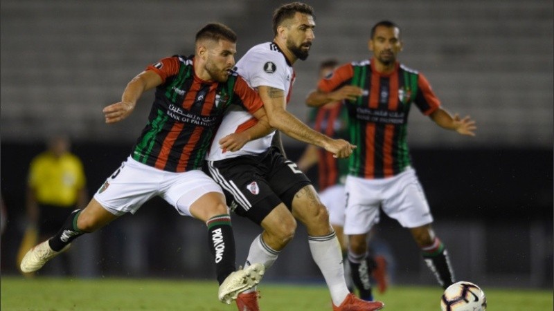 Fernández, en acción en torneos internacionales ante River.