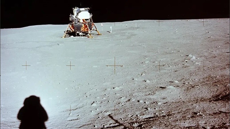 Armstrong fotografía el Módulo Lunar desde la distancia.