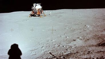 Armstrong fotografía el Módulo Lunar desde la distancia.