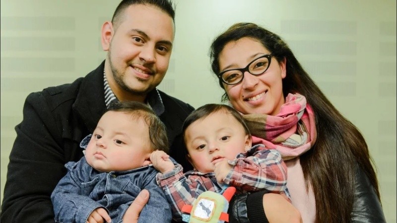 Gianluca y Santino con sus padres.