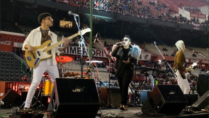 Sidernova llevó su música al Monumental.
