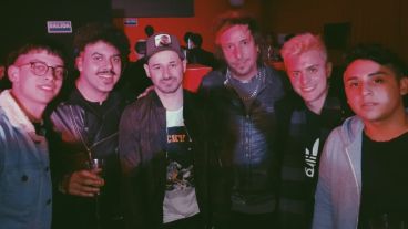 Los miebros de la banda rosarina junto al agasajado, Rodrigo Mora.