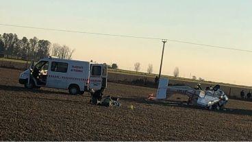 La avioneta cayó y dos personas resultaron heridas.