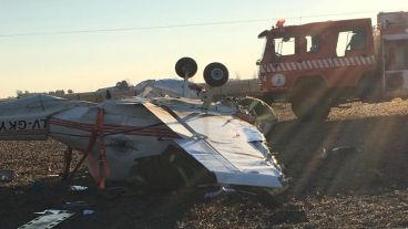 La avioneta cayó y dos personas resultaron heridas.