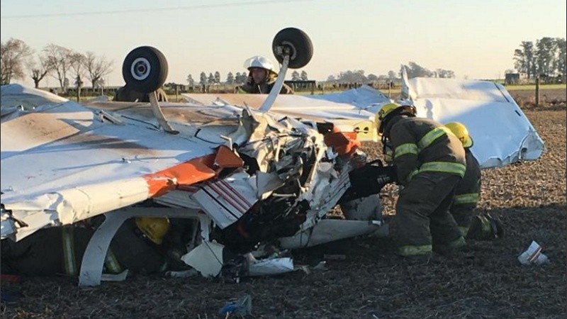 La avioneta cayó y dos personas resultaron heridas.