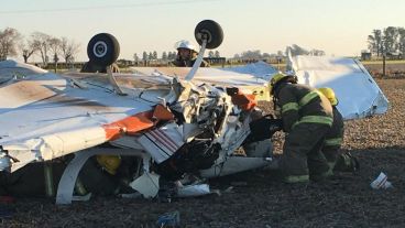 La avioneta cayó y dos personas resultaron heridas.