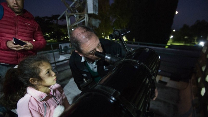 El Planetario abrió sus puertas para disfrutar del fenómeno.