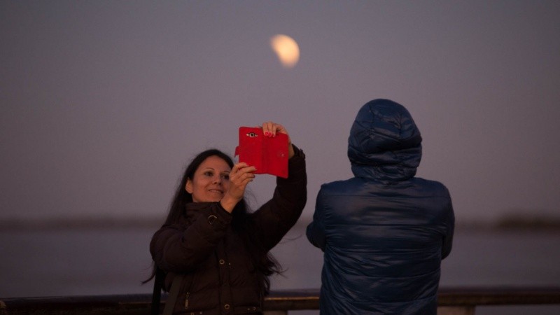 El eclipse se pudo disfrutar desde el atardecer en Rosario.