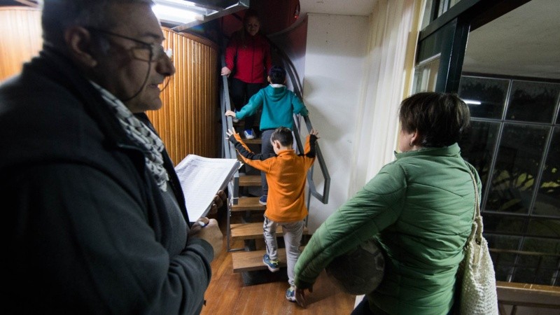 Curiosos se acercaron a ver el eclipse desde el telescopio principal del Planetario.