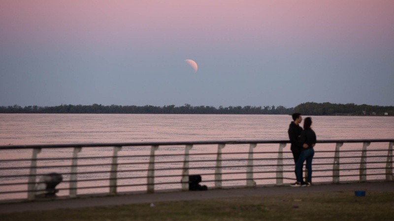 La Tierra se interpuso entre el Sol y la Luna, con el Paraná como testigo.