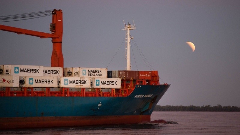 La vista de la luna eclipsada saliendo por el horizonte este martes en Rosario. 
