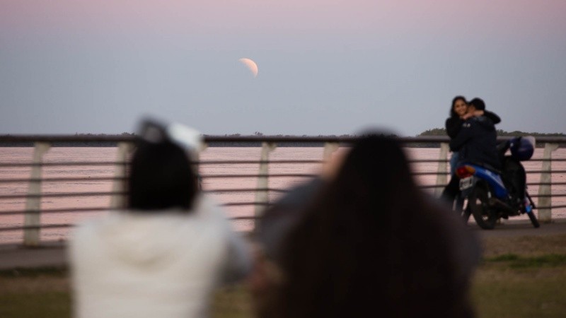 Algunas personas se acercaron a la costa céntrica a ver el fenómeno. 
