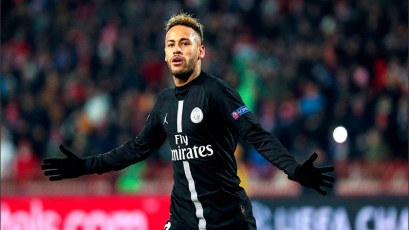 Neymar entrena en PSG, pero quiere volver a Barcelona.