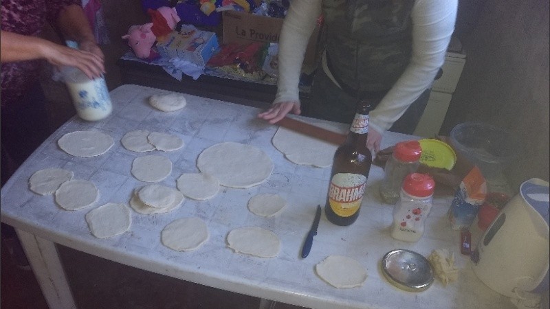 El grupo de mamás ayuda al barrio para que los niños tomen la merienda.